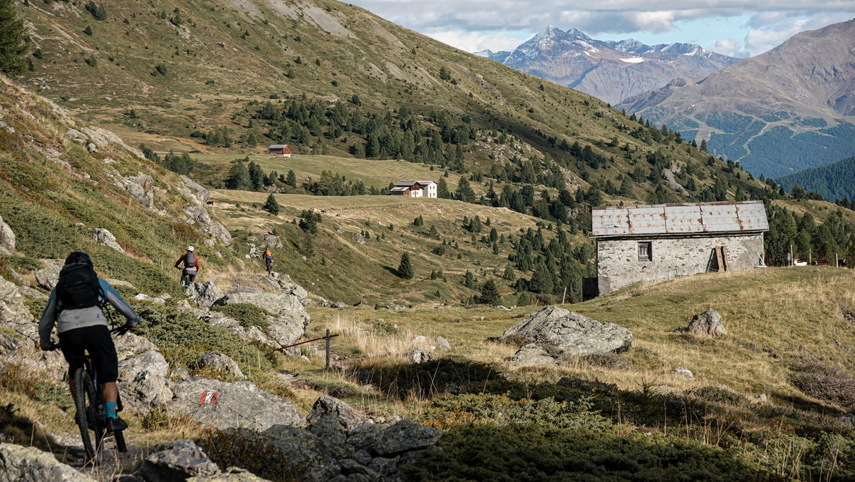 From valley to valley.
Above 3,000 m.
Keep moving.